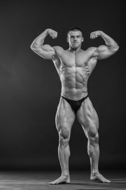 kaslı adam vücut geliştirmeci