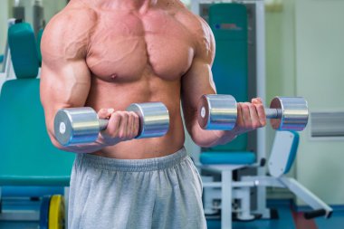 kaslı adam dumbell ile çalışma dışarı