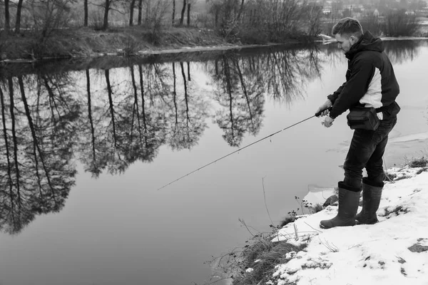 Rybář na břehu řeky — Stock fotografie
