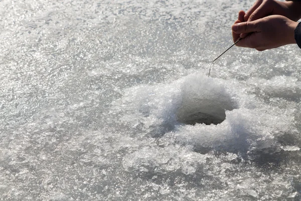 Fischer auf Eisangeln aus dem Brunnen — Stockfoto