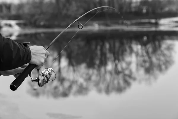 Рыбак на берегу реки — стоковое фото