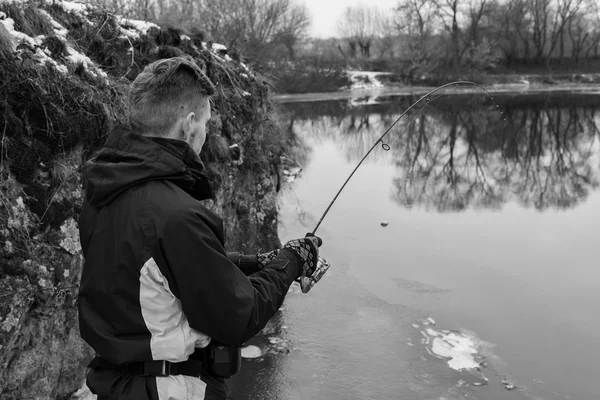 Nehir kıyısındaki balıkçı — Stok fotoğraf