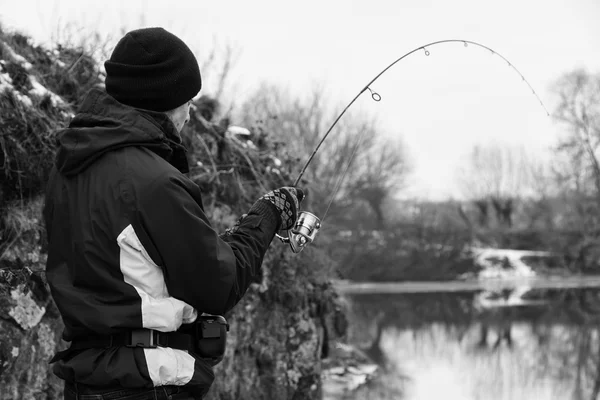 Pescador en la orilla del río —  Fotos de Stock