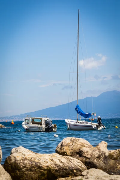 Boat in the sea on mountain background — Stock Photo, Image
