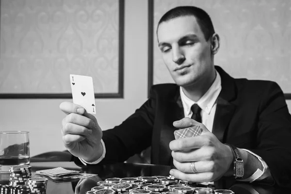 Человек играет в покер за покерным столом — стоковое фото