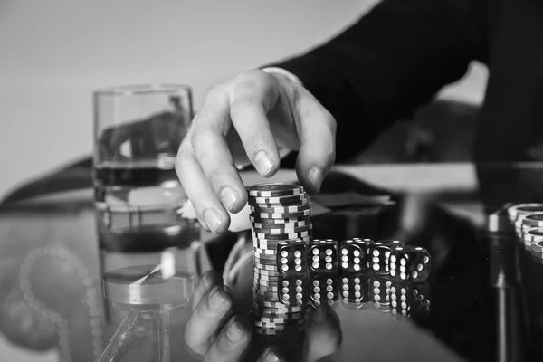 Poker kaarten en chips op tafel — Stockfoto