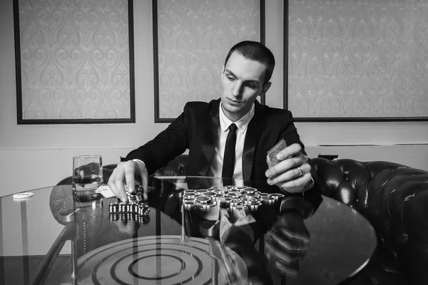 Young guy in the casino at the gaming table — Stock Photo, Image