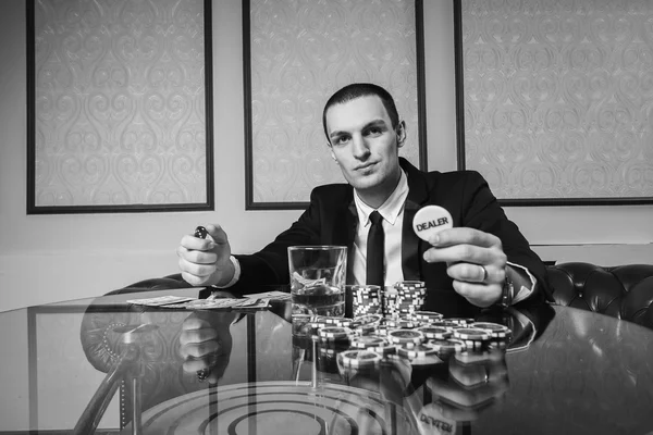 Jeune homme dans le casino à la table de jeu — Photo