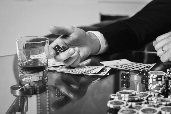 Cartas de póquer y fichas en la mesa — Foto de Stock