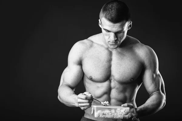 Culturista comiendo comida deportiva —  Fotos de Stock