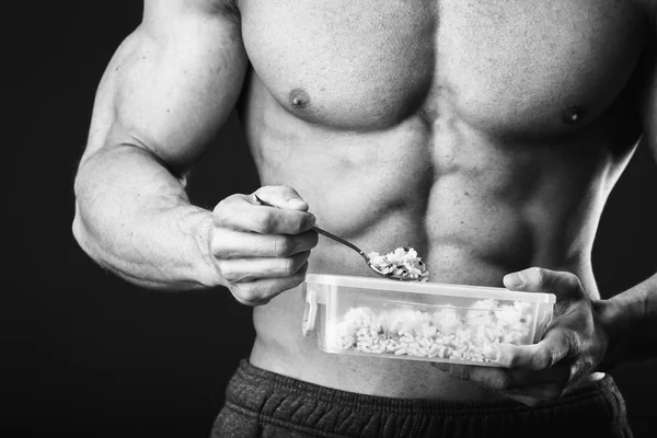 Fisiculturista comer comida desportiva — Fotografia de Stock