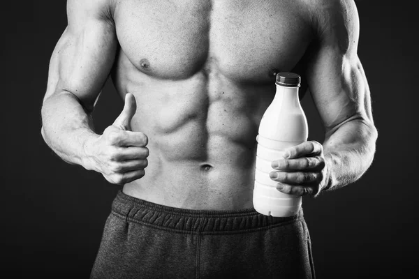 Здоровый, сильный мужчина пьет молоко — стоковое фото