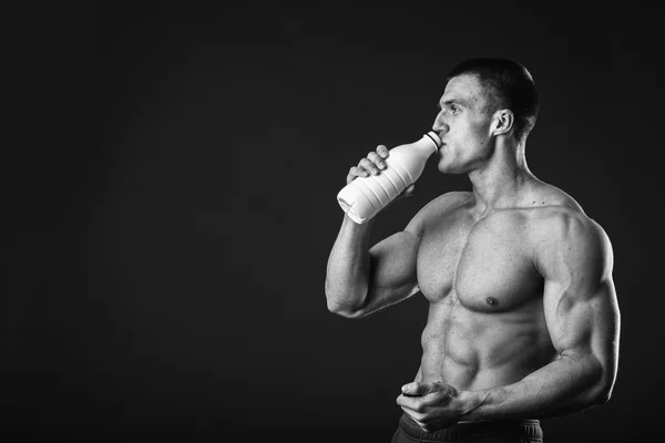 Ein gesunder, starker Mann, der Milch trinkt — Stockfoto