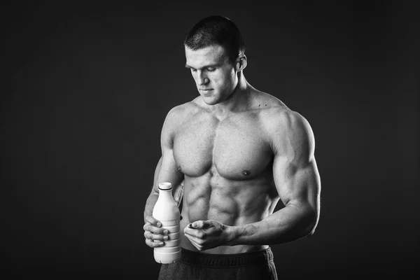 Ein gesunder, starker Mann, der Milch trinkt — Stockfoto