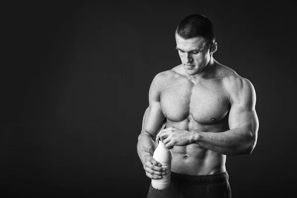 Ein gesunder, starker Mann, der Milch trinkt — Stockfoto