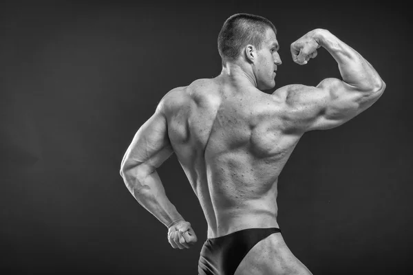 Μυώδης άνδρας bodybuilder — Φωτογραφία Αρχείου