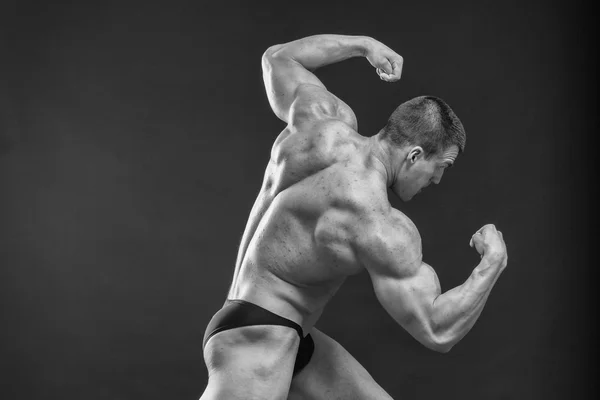 Μυώδης άνδρας bodybuilder — Φωτογραφία Αρχείου