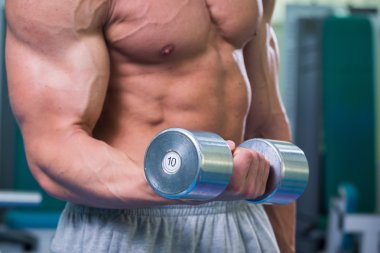 kaslı adam dumbell ile çalışma dışarı