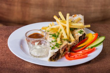 Shawarma patates ve sebze ile