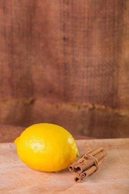 Limon ve tarçın kahverengi bir arka plan üzerinde.