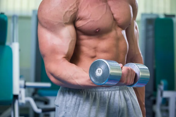 Hombre musculoso haciendo ejercicio con pesas —  Fotos de Stock