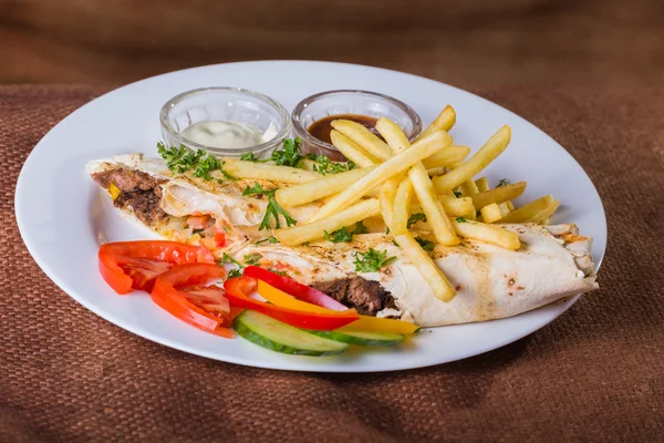 Shoarma met aardappelen en groenten — Stockfoto