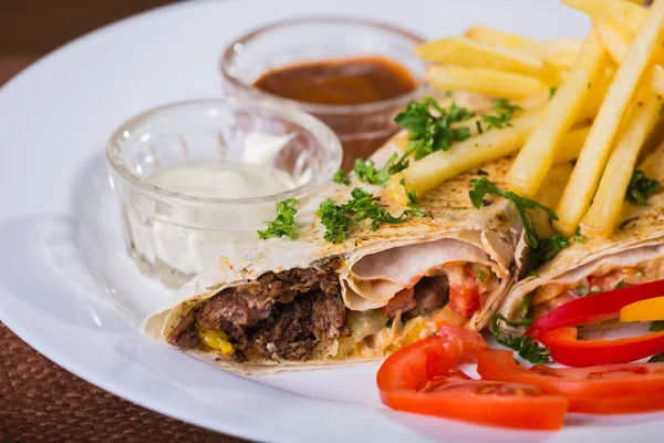 Shawarma dengan kentang dan sayuran — Stok Foto