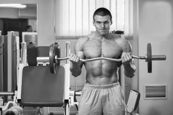 Man maakt oefeningen met barbell — Stockfoto