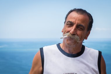 Yaşlı adam denize yakın ayakta