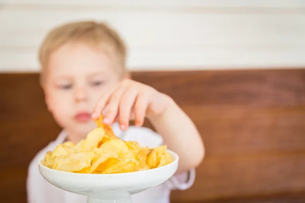 Genç çocuk cipsi yemek