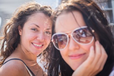 iki güzel gülümseyen kadın