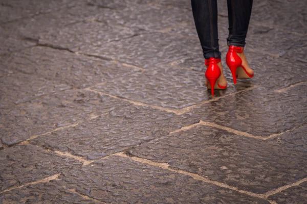 Piernas de mujer en zapatos rojos — Foto de Stock