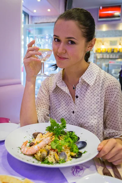 Девушка обедает морепродуктами — стоковое фото