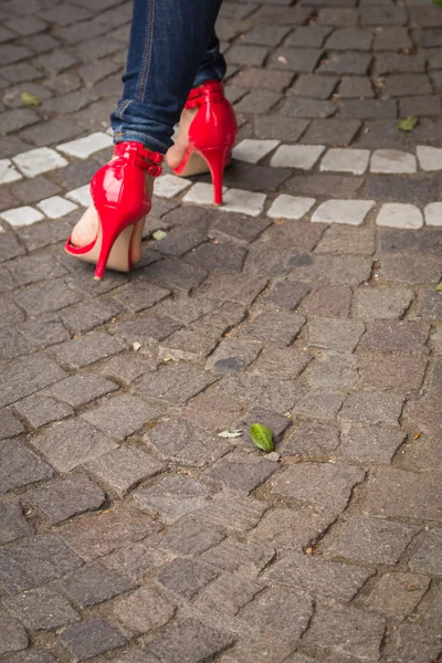 Γυναικεία πόδια με κόκκινα παπούτσια — Φωτογραφία Αρχείου