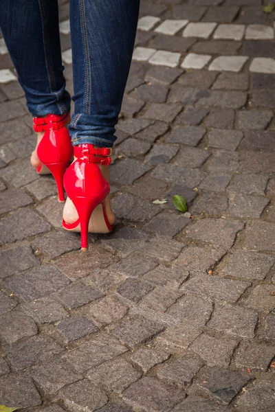 Γυναικεία πόδια με κόκκινα παπούτσια — Φωτογραφία Αρχείου