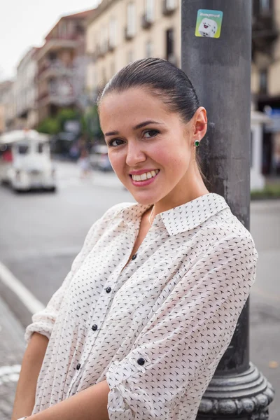 Menina bonita na rua da cidade — Fotografia de Stock