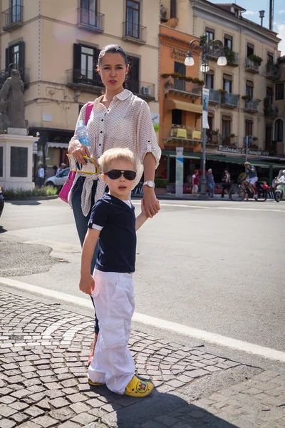 Anne ve oğlu açık havada City — Stok fotoğraf