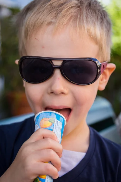 A boy eats ice cream — Stock Photo, Image
