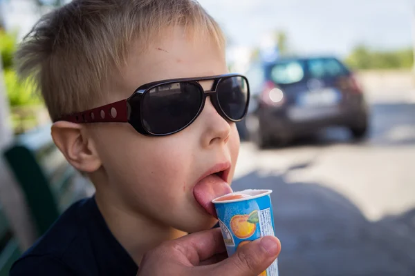 Een jongen eet ijs — Stockfoto