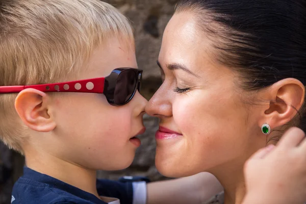 Moeder en zoon kus — Stockfoto