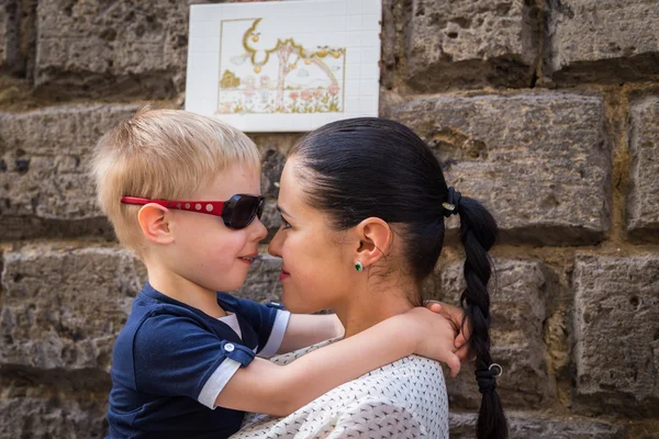 Mãe e filho beijo — Fotografia de Stock