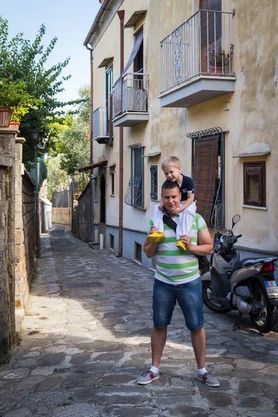 Father with son on his shoulders — Stock Photo, Image