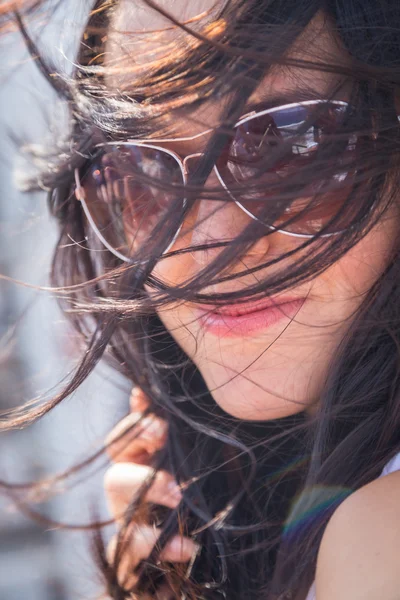 Mulher morena em um iate à vela — Fotografia de Stock