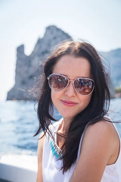 Brunette  woman on a yacht sailing — Stock Photo, Image