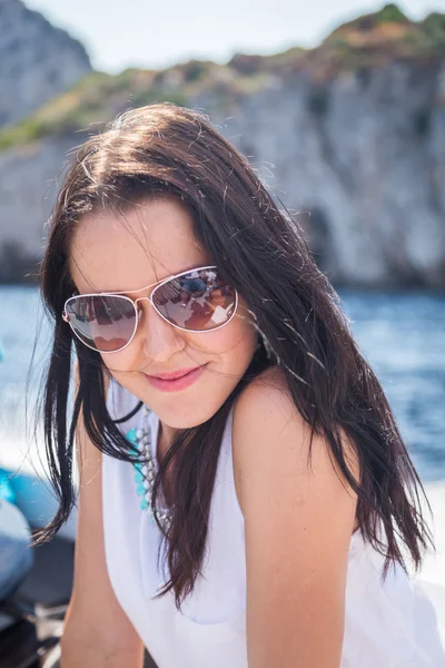 Brunette  woman on a yacht sailing — Stock Photo, Image