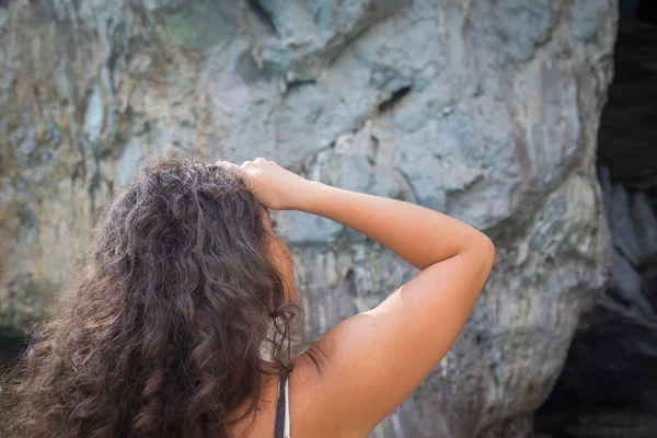 Vue arrière d'une jeune femme — Photo