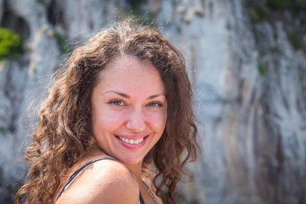 Brunette vrouw op een jacht varen — Stockfoto