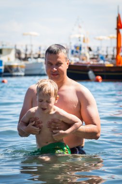 Baba ve oğul suda oynamak