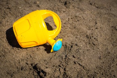 Kum üzerinde renkli oyuncak