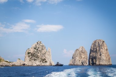 Deniz yüksek kayalıklarla